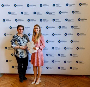 Michalina Musiał wraz z promotor dr hab. Małgorzatą Gebką-Wolak, prof. UMK. Kliknij, aby powiększyć zdjęcie.